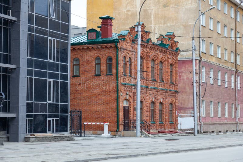 Старый античный ретро дом красного кирпича как напоминание прошлого современных зданий стоковые изображения rf Старый античный ретро дом красного кирпича как напоминание прошлого современных зданий стоковые изображения rf