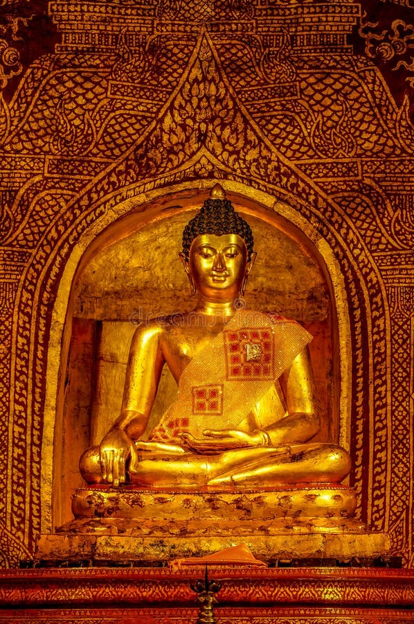 Древний Будда в позе лотоса в медитации стоковое фото rf