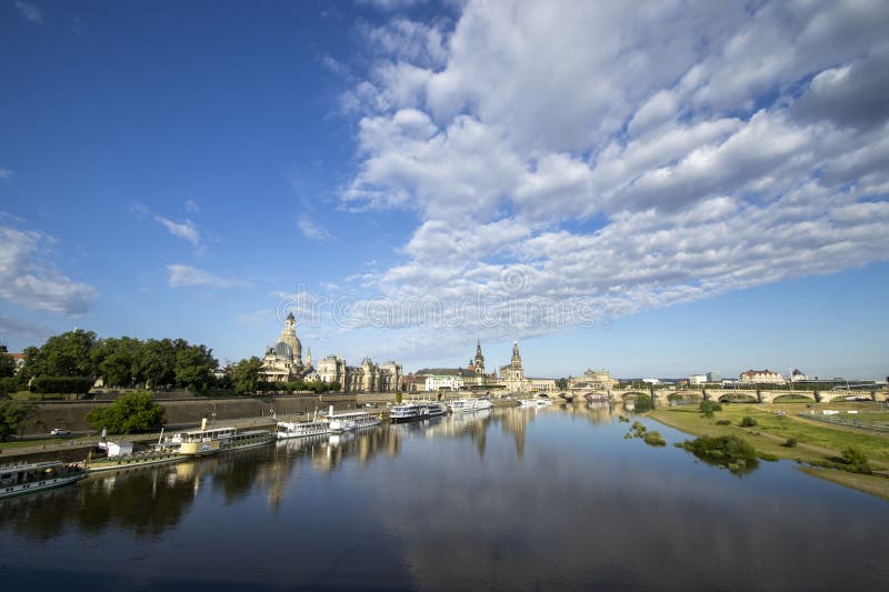 старый город на реке эльбе в дрезденской германии стоковые фото