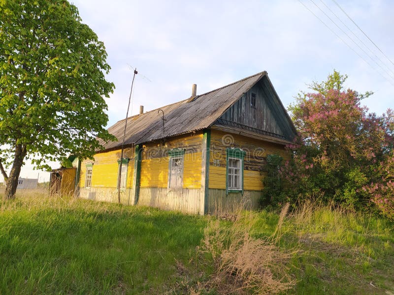 Старый деревянный дом в деревне. Беларусь стоковая фотография rf