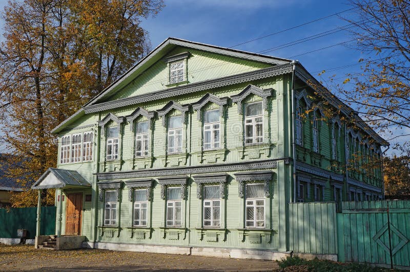 Старый деревянный конец дома XIX века с традиционными высекаенными оконными рамами и деталями в историческом центре города Tver стоковая фотография rf Старый деревянный конец дома XIX века с традиционными высекаенными оконными рамами и деталями в историческом центре города Tver стоковая фотография rf