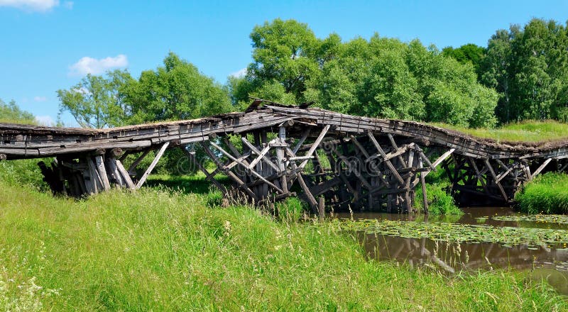 Старый деревянный мост стоковое фото. изображение насчитывающей .