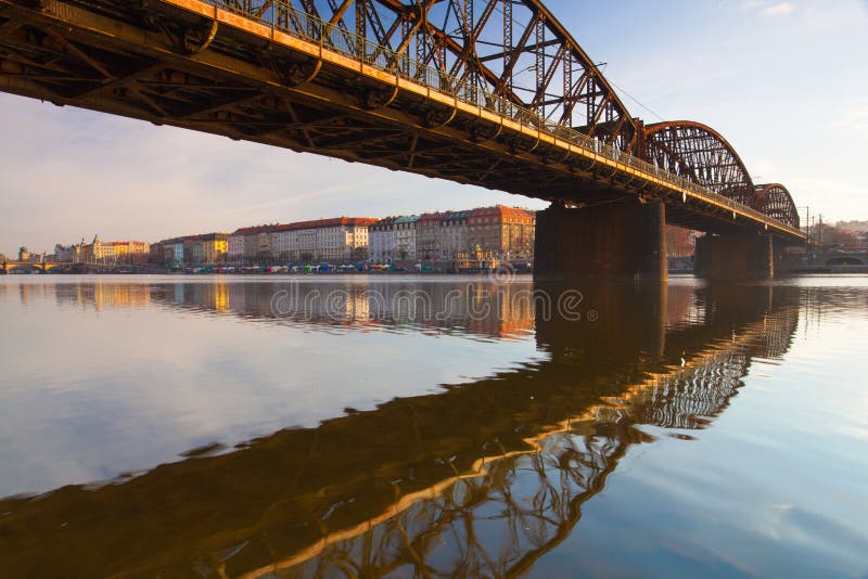 Старый железный железнодорожный мост в Праге, чехии стоковые фото
