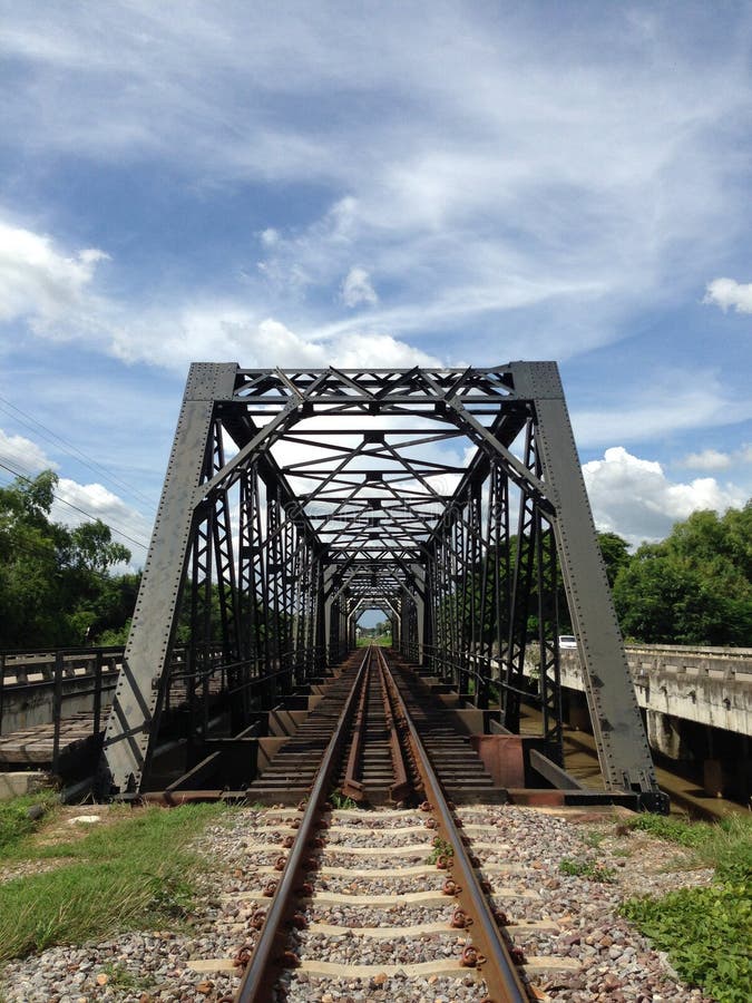 Старый железный железнодорожный мост конструкции, Lamphun, Таиланд стоковая фотография rf