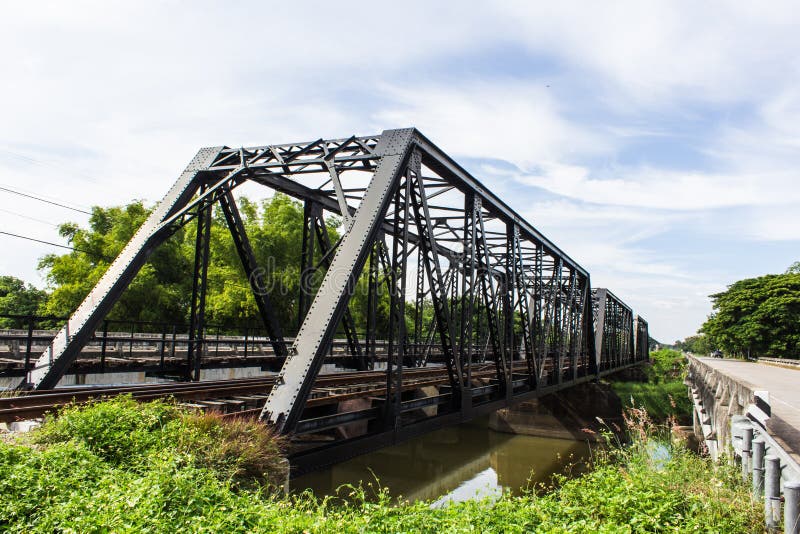 Старый железный железнодорожный мост конструкции в Lamphun Таиланде стоковые изображения rf
