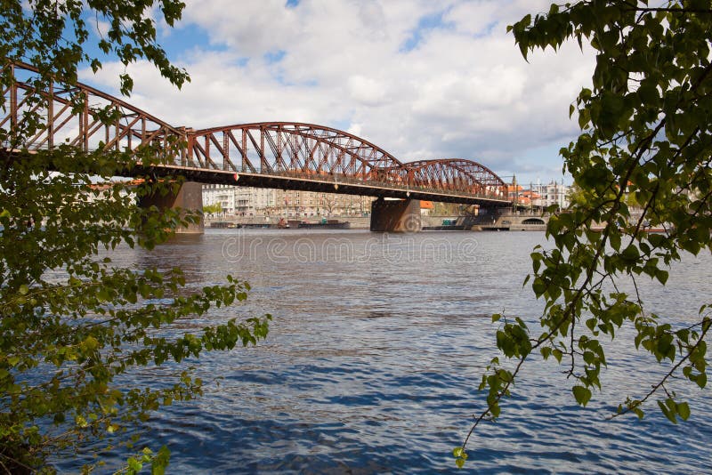 Старый железный железнодорожный мост в Праге, чехии стоковые фото
