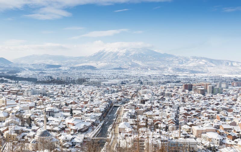 Старый культурный город prizren, Косово покрыл с снегом на сезоне зимы стоковые изображения rf Старый культурный город prizren, Косово покрыл с снегом на сезоне зимы стоковые изображения rf