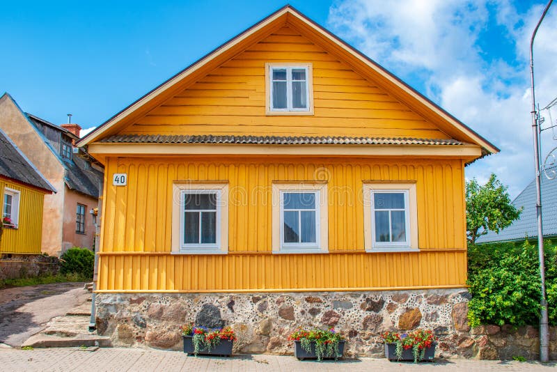 Старый литовский традиционный деревянный желтый дом стоковые фотографии rf