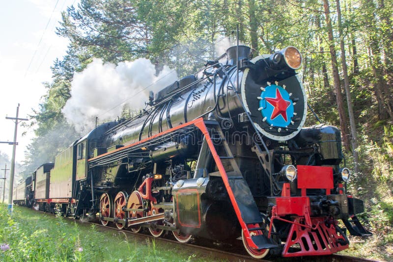 Старый локомотив пара управляет вдоль железной дороги Circum-Байкала стоковое фото rf Старый локомотив пара управляет вдоль железной дороги Circum-Байкала стоковое фото rf