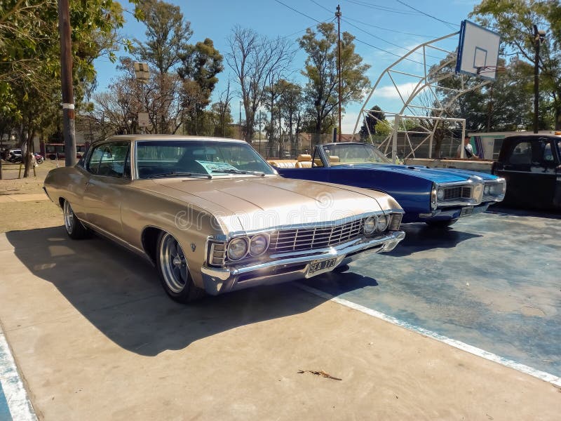 старый металлический бейдж 1967 chevrolet chevy caprice coupe двухдверный автомобиль в парке. стоковая фотография