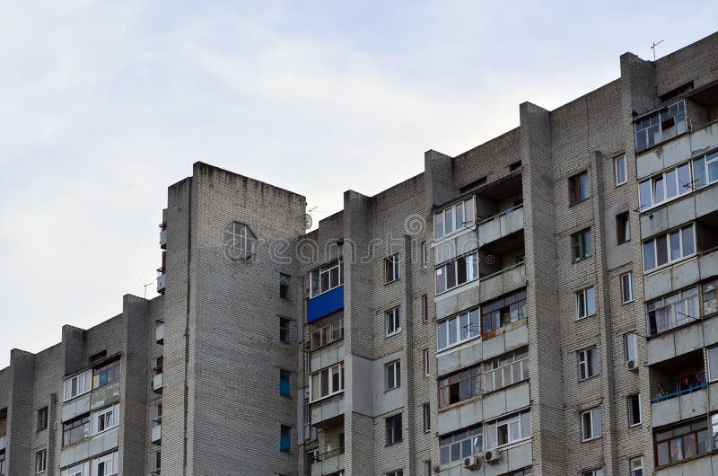 Старый многоквартирный дом мульти-этажа в плох-разработанной зоне стоковые фотографии rf Старый многоквартирный дом мульти-этажа в плох-разработанной зоне стоковые фотографии rf
