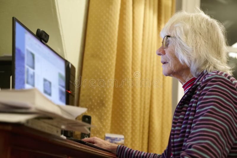Старый пожилой старший человек уча компьютер и онлайн навыки интернета остерегают спам аферы очковтирательства денег стоковые изображения rf