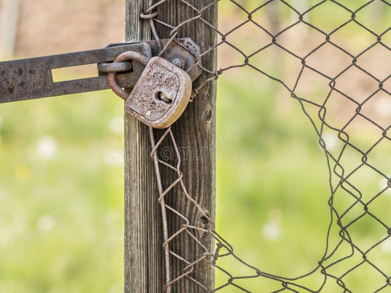 Старый ржавый padlock и сломленная загородка стоковые фотографии rf Старый ржавый padlock и сломленная загородка стоковые фотографии rf