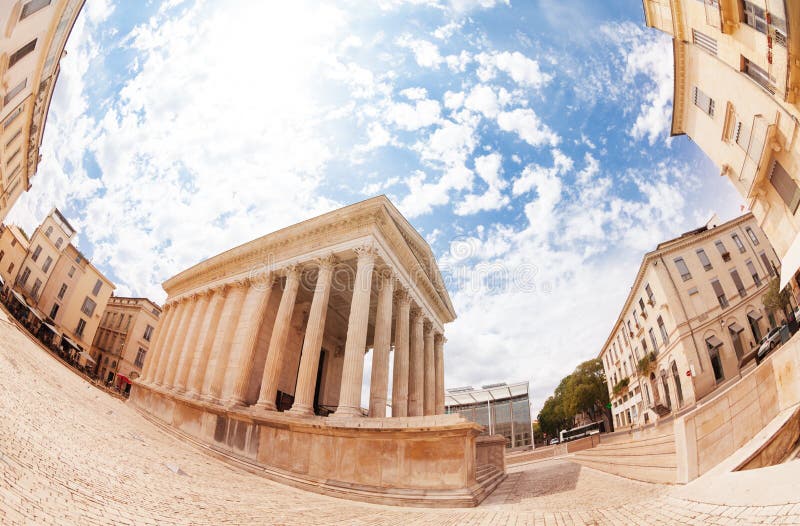 Старый старый римский висок Maison Carree, Nimes стоковое изображение rf Старый старый римский висок Maison Carree, Nimes стоковое изображение rf