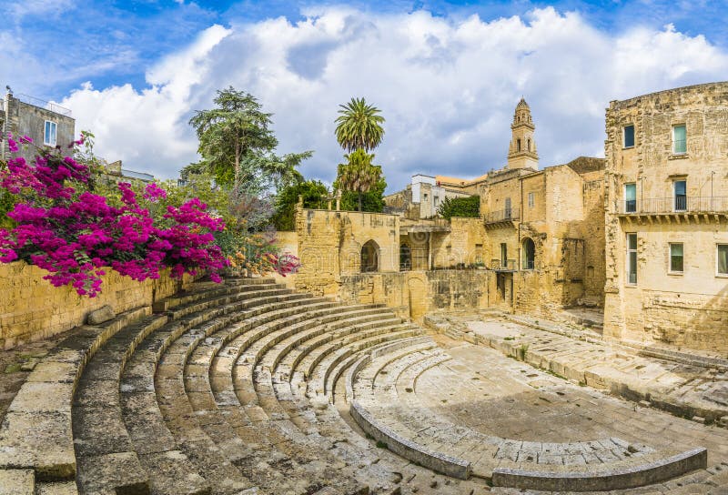 Старый римский театр в Lecce, область Апулии, южная Италия стоковое изображение rf Старый римский театр в Lecce, область Апулии, южная Италия стоковое изображение rf