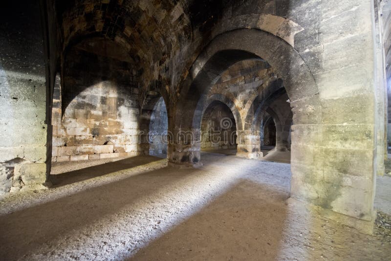 Старый средневековый стародедовский Dungeon камня замока стоковая фотография Старый средневековый стародедовский Dungeon камня замока стоковая фотография