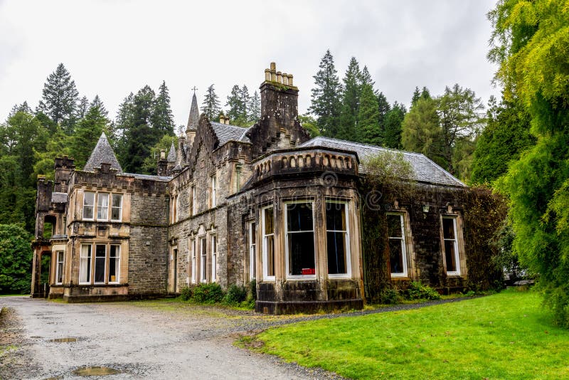 Старый сценарный дом на территории сада Benmore ботанического, Шотландии стоковые фотографии rf Старый сценарный дом на территории сада Benmore ботанического, Шотландии стоковые фотографии rf