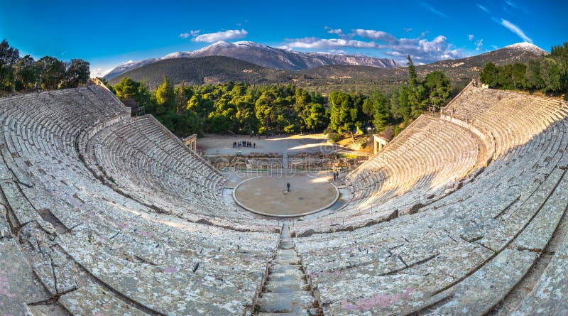 Старый театр Epidaurus или ` Epidavros `, префектуры Argolida, Греции стоковое фото Старый театр Epidaurus или ` Epidavros `, префектуры Argolida, Греции стоковое фото