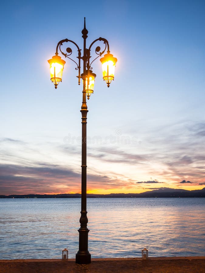 Старый уличный фонарь стоковое изображение. изображение насчитывающей ...