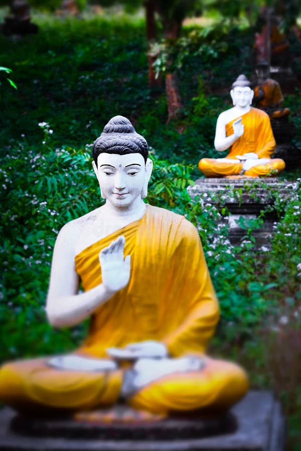 Статуи Buddhas серии в саде Loumani Будды Hpa-An, Мьянма стоковые фото Статуи Buddhas серии в саде Loumani Будды Hpa-An, Мьянма стоковые фото
