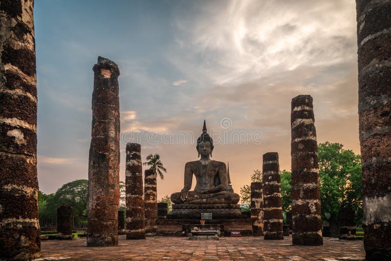 Статуи Sukhothai Wat Mahathat Будды на столице Wat Mahathat старой Sukhothai Таиланда Парк Sukhothai исторический стоковые фото Статуи Sukhothai Wat Mahathat Будды на столице Wat Mahathat старой Sukhothai Таиланда Парк Sukhothai исторический стоковые фото