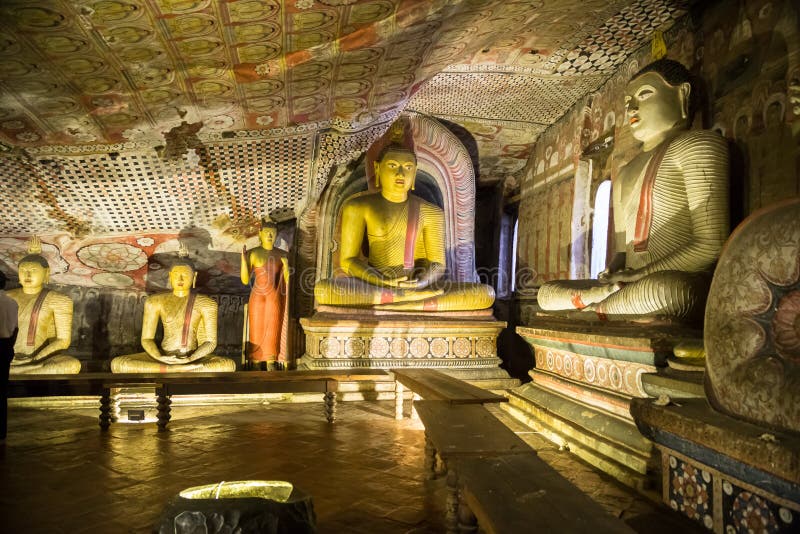 Статуи Будды на виске пещеры Dambulla, золотом виске Dambulla, Шри-Ланки стоковые изображения rf Статуи Будды на виске пещеры Dambulla, золотом виске Dambulla, Шри-Ланки стоковые изображения rf