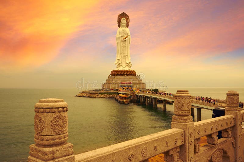 Статуя Avalokitesvara, волшебный заход солнца стоковые изображения rf Статуя Avalokitesvara, волшебный заход солнца стоковые изображения rf