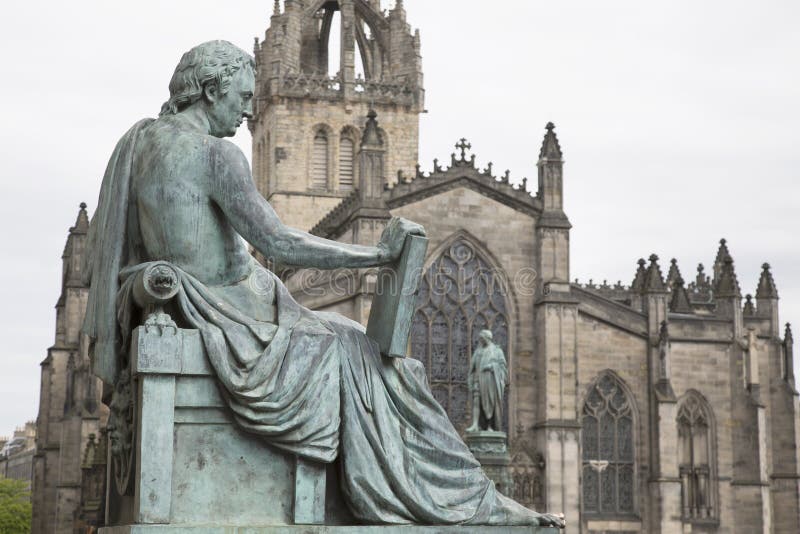 Статуя David Hume Stoddart с собором St Giles, королевским Mil стоковое изображение rf Статуя David Hume Stoddart с собором St Giles, королевским Mil стоковое изображение rf