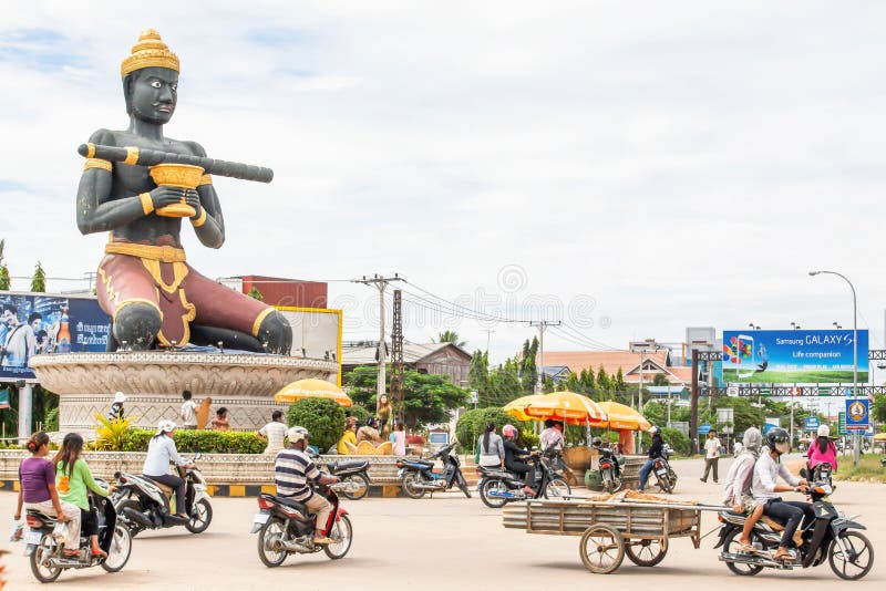 Статуя Dumbong Kro Nhong животиков и люди кхмера на карусели Battambang, Камбоджи стоковые фото Статуя Dumbong Kro Nhong животиков и люди кхмера на карусели Battambang, Камбоджи стоковые фото