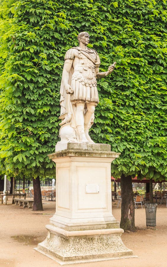 Статуя Gaius Жулиус Чаесар, в desTuileries Jardin стоковые фотографии rf Статуя Gaius Жулиус Чаесар, в desTuileries Jardin стоковые фотографии rf