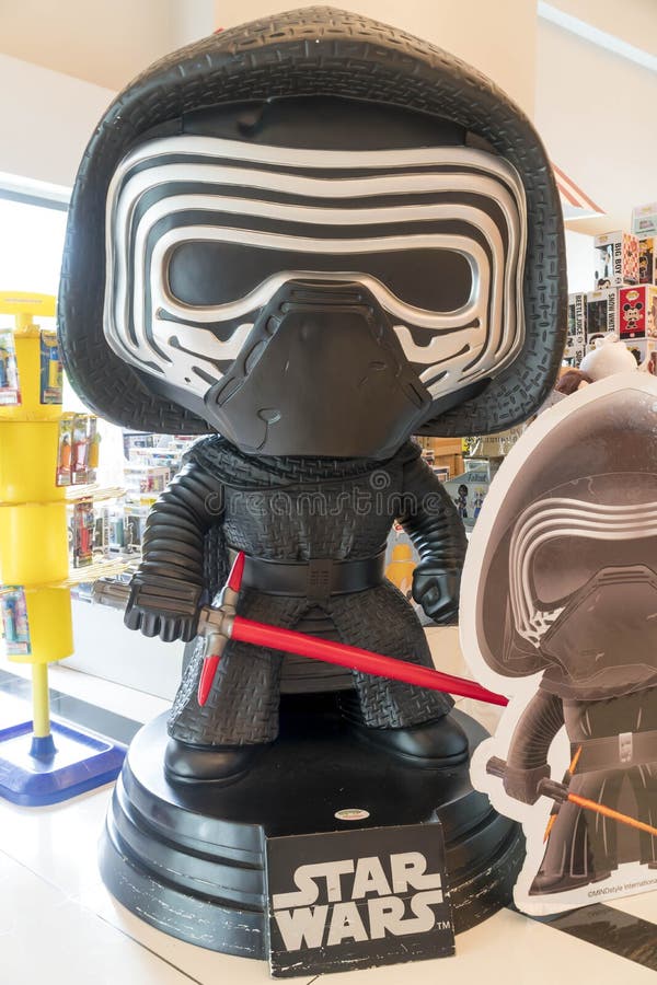 Статуя Kylo Ren от Звездных войн на кино стоковое фото Статуя Kylo Ren от Звездных войн на кино стоковое фото