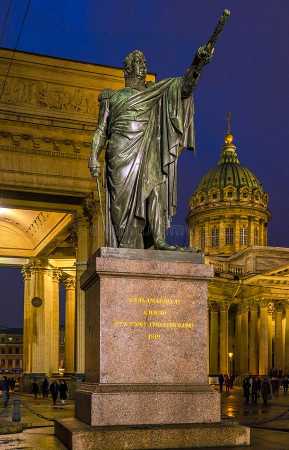 Статуя 1837 Michail Kutuzov и собор Казани стоковое фото Статуя 1837 Michail Kutuzov и собор Казани стоковое фото