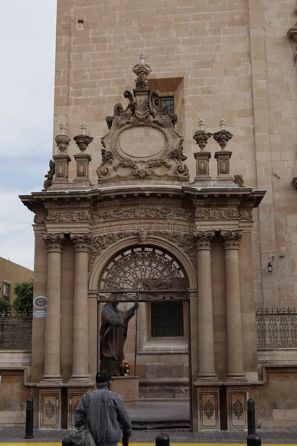 Left entrance to cathedral in Leon, Guanajuato, where the statue of Juan Pablo II is. Left entrance to cathedral in Leon, Guanajuato, where the statue of Juan Pablo II is.