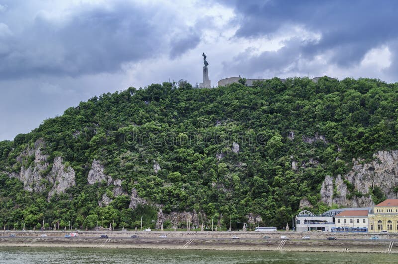 статуя вольности budapest стоковые фотографии rf статуя вольности budapest стоковые фотографии rf