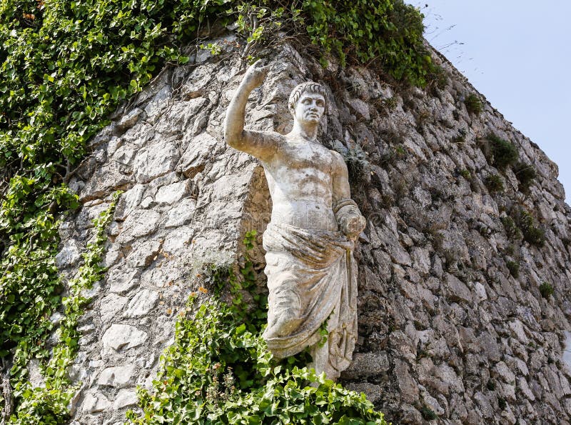 Статуя императора Augustus цезаря на solaro monte стоковое фото rf Статуя императора Augustus цезаря на solaro monte стоковое фото rf