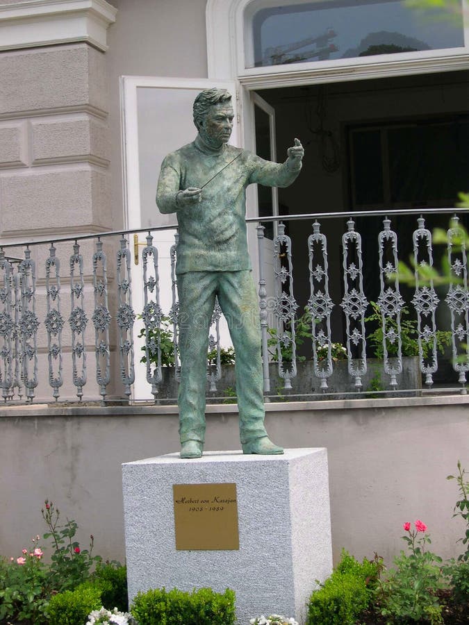 Статуя к Херберту Von Karajan в Зальцбурге Австрии стоковые фото Статуя к Херберту Von Karajan в Зальцбурге Австрии стоковые фото