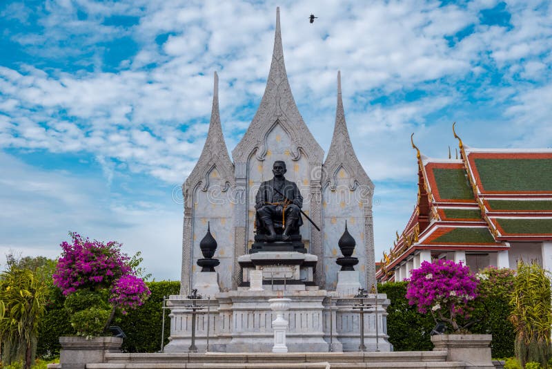 Статуя короля Rama III перед Wat Ratchanatdaram Бангкока, Таиланда стоковые изображения Статуя короля Rama III перед Wat Ratchanatdaram Бангкока, Таиланда стоковые изображения