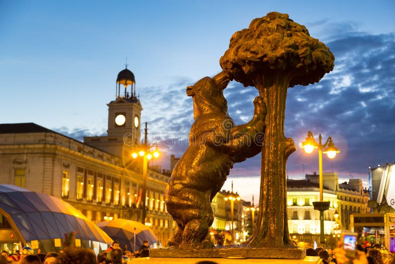 Статуя медведя на Puerta del Sol, Мадриде, Испании стоковая фотография rf Статуя медведя на Puerta del Sol, Мадриде, Испании стоковая фотография rf