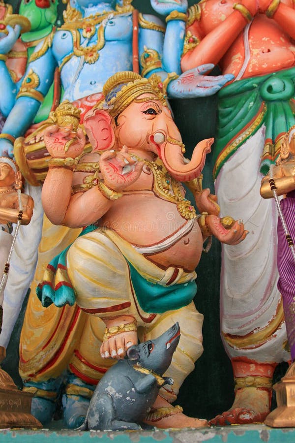 Статуя лорда Ganesha шагая на мышь стоковая фотография Статуя лорда Ganesha шагая на мышь стоковая фотография