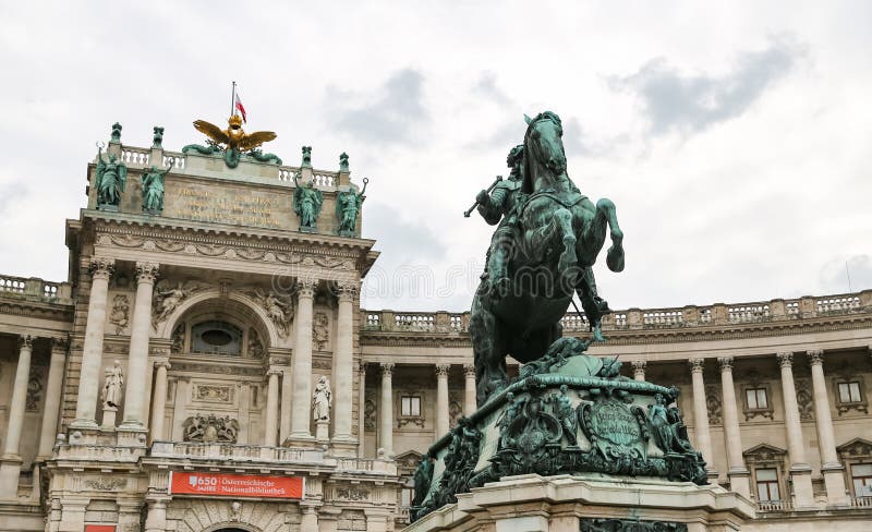 Статуя перед крылом Burg Neue во дворце Hofburg, Вене, Aus стоковые фото Статуя перед крылом Burg Neue во дворце Hofburg, Вене, Aus стоковые фото