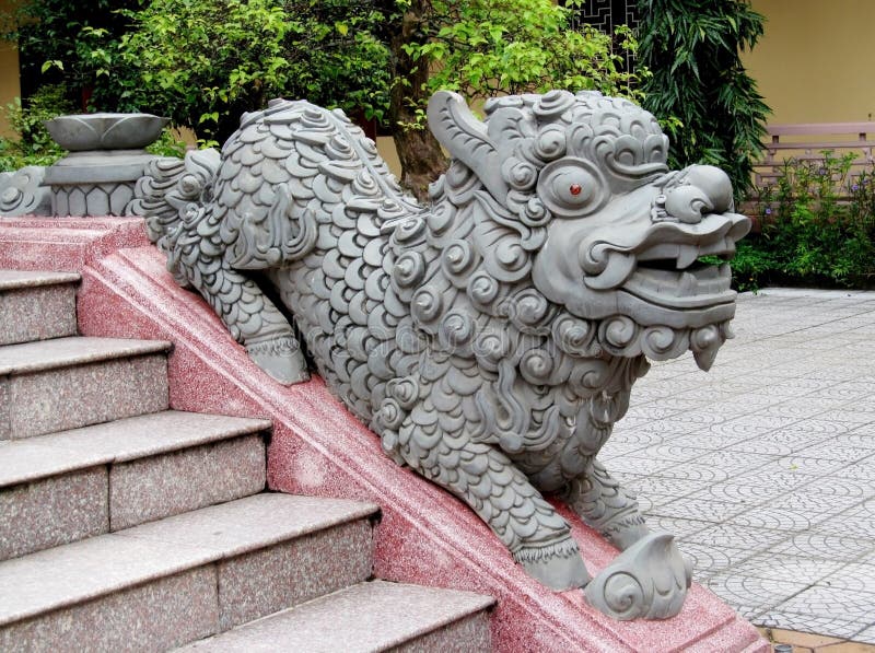 Статуя дракона Qilin малая на лестницах виска стоковые изображения rf