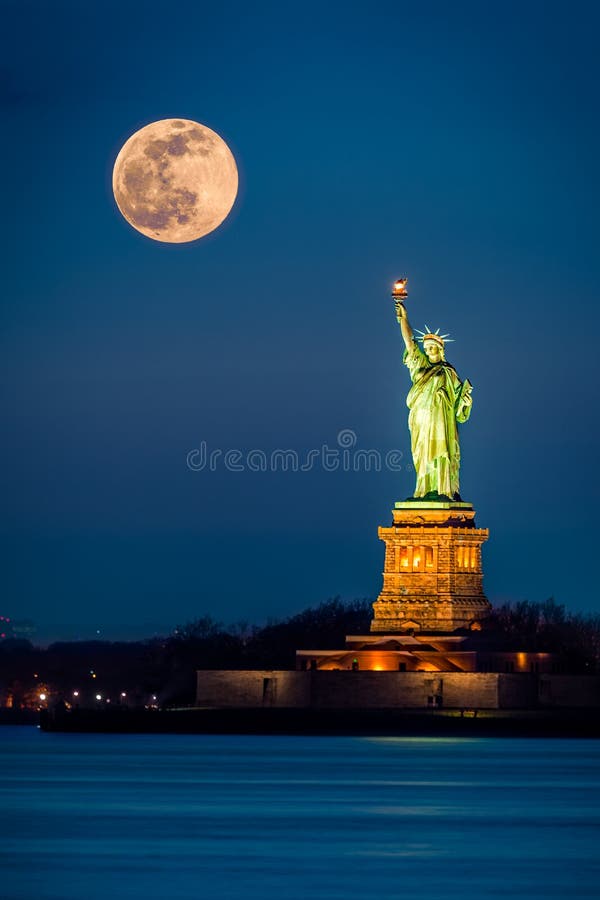 Статуя свободы и поднимая supermoon стоковые фотографии rf Статуя свободы и поднимая supermoon стоковые фотографии rf