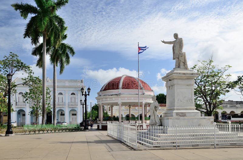 Статуя Хосе Marti в Cienfuegos, Кубе стоковая фотография Статуя Хосе Marti в Cienfuegos, Кубе стоковая фотография