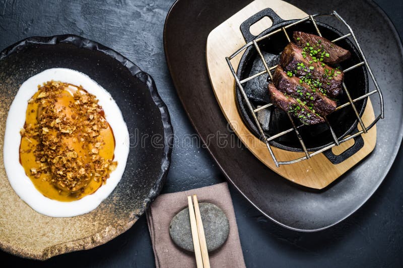 Стейк tenderloin говядины зажаренный с гарниром испеченного batata, черной предпосылки стоковые фотографии rf Стейк tenderloin говядины зажаренный с гарниром испеченного batata, черной предпосылки стоковые фотографии rf