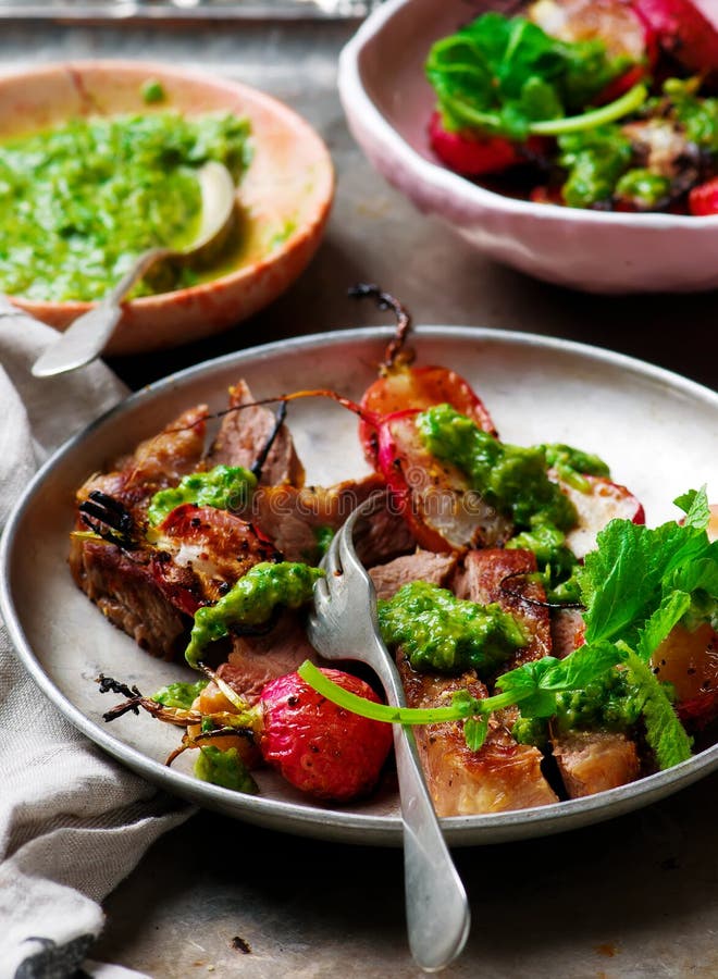 СТЕЙКИ RIB-EYE С РЕДИСКОЙ ЗЕЛЕНЕЮТ СОУС CHIMICHURRI Стиль деревенский стоковое фото СТЕЙКИ RIB-EYE С РЕДИСКОЙ ЗЕЛЕНЕЮТ СОУС CHIMICHURRI Стиль деревенский стоковое фото