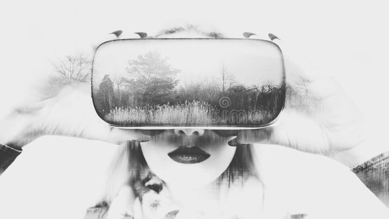 Стекла виртуальной реальности женщины нося Шлемофон VR Концепция виртуальной реальности двойной экспозиции стоковые изображения Стекла виртуальной реальности женщины нося Шлемофон VR Концепция виртуальной реальности двойной экспозиции стоковые изображения