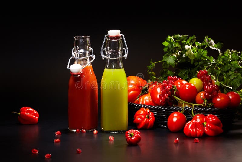 Стекла при свежие vegetable соки изолированные на черноте Вытрезвитель стоковое изображение rf Стекла при свежие vegetable соки изолированные на черноте Вытрезвитель стоковое изображение rf