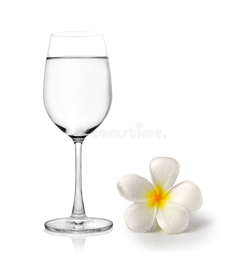 Стекло воды и тропического frangipani цветков стоковое фото Стекло воды и тропического frangipani цветков стоковое фото
