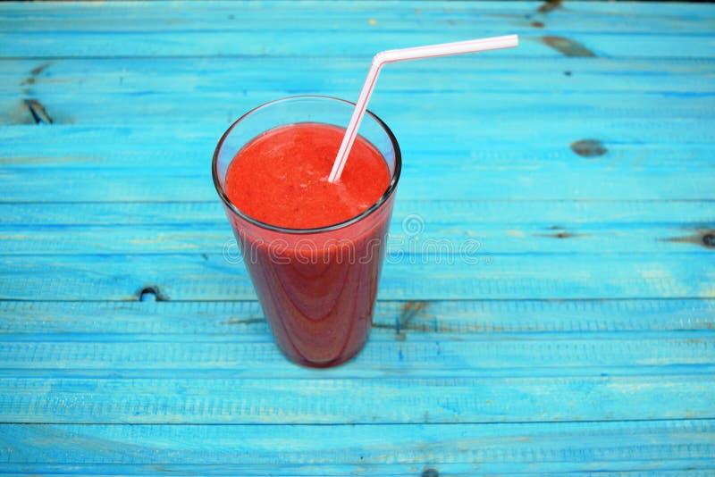Стекло клубник, smoothie персика с соломой на деревянном столе Коктеиль протеина Здоровое питье Свежий домодельный smoothie здоро стоковые фото Стекло клубник, smoothie персика с соломой на деревянном столе Коктеиль протеина Здоровое питье Свежий домодельный smoothie здоро стоковые фото