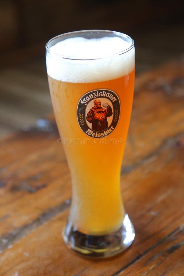 Стекло пива Franziskaner Weissbier немецкой пшеницы стоковые изображения rf Стекло пива Franziskaner Weissbier немецкой пшеницы стоковые изображения rf